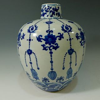 BLUE & WHITE MEIPING VASE W/ FLORAL PATTERNS. 19TH CENTURY.