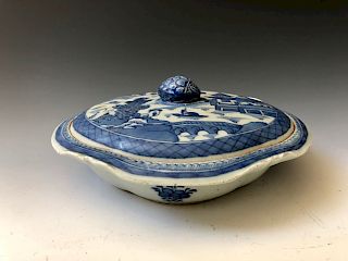CHINESE ANTIQUE BLUE AND WHITE PORCELAIN POT AND LID