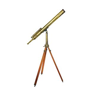 A BRASS TELESCOPE WITH WOODEN TRIPOD. CA. 1900. 