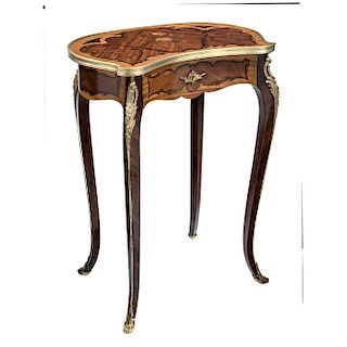 A LOUIS XV STYLE VENEERED WOOD AND MARQUETRY "KIDNEY" SIDE TABLE, FRANCE, 19TH CENTURY. 