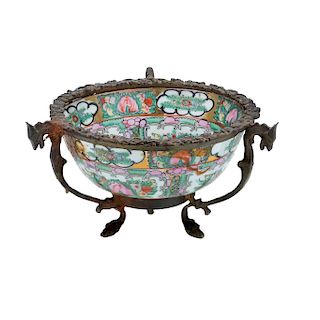 A CANTONESE STYLE, FAMILLE ROSE, POLYCHROMED PORCELAIN BOWL, CHINA, CA. 1900. 