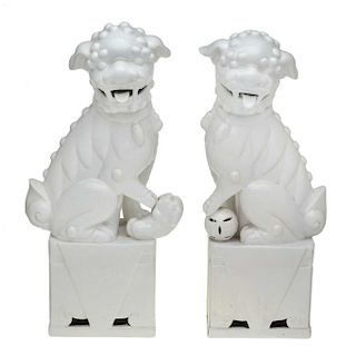 A PAIR OF FU LIONS IN WHITE CERAMIC. HONG KONG, 20TH CENTURY. 
