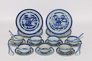 A set of Chinese blue and white porcelain.