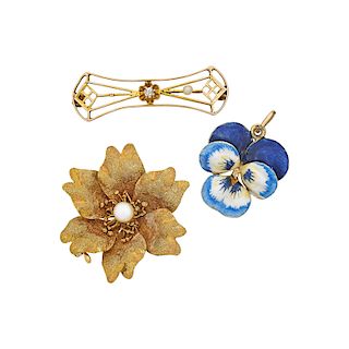 EARLY 20TH C. YELLOW GOLD BROOCHES & CHARM