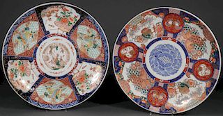 A PAIR OF LARGE IMARI PORCELAIN CHARGERS, MEIJI