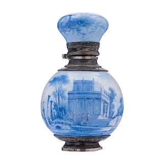 Perfumero. Francia, Ca. 1900. Posiblemente Grand Tour. En porcelana con esmalte azul cobalto y plata. Decorada con escenas clásicas.