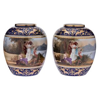 Par de jarrones. Austria, siglo XIX. En porcelana Royal Vienna. Decorados con esmalte color azul cobalto, detallada al oro. Piezas: 2