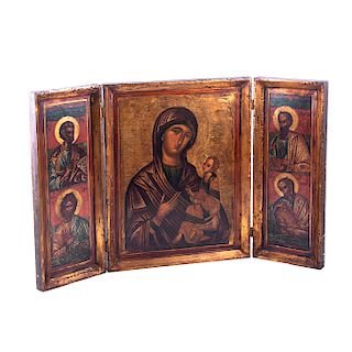 Tríptico con la Virgen del Perpetuo Socorro y los Cuatro Evangelistas. Italia, siglo XX. Estilo Bizantino. Impresiónes sobre madera.