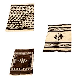 Lote de sarapes. México, siglo XX. Elaborados en lana y algodón. Decorados con motivos geométricos y prehispánicos. Piezas: 3