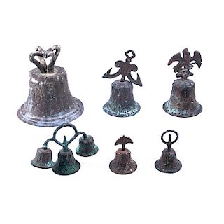 Lote de campanas. México, finales del siglo XIX. Fundición de bronce patinado. Decoradas con motivos orgánicos, Águila Porfiriana, una