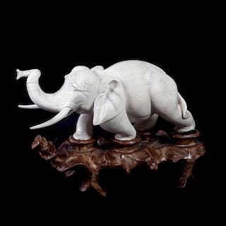 Elefante. China, siglo XX. Talla en marfil. Con base de madera. Detalles de conservación. 8 x 8 x 20 cm