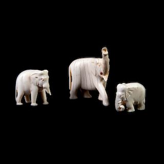 Grupo de elefantes. China, siglo XX. Tallas en marfil. Detalles ligeros de conservación y faltante. Piezas: 3 8.5 cm de altura (mayor)
