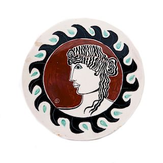 Eric Ledoux (París, Francia, 1946 -) Mujer griega. Platón grande. Elaborado en cerámica policromada. Firmado.