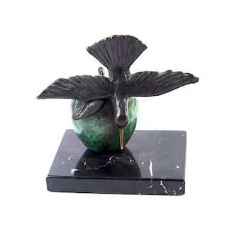 Martha Chapa (Monterrey, NL., 1946 - ) Manzana con colibri. Fundición en bronce, sobre base de mármol. Firmado. 16 cm de altura.