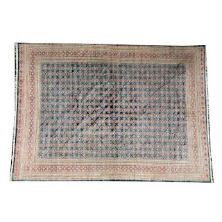 Alfombra. Siglo XX. Estilo persa. Diseño rectangular. Elaborada a mano, en lana ensedada y algodón. Decorada con motivos geométricos.