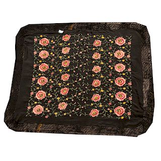 Mantón. España, siglo XX. Elaborado en tela bordada con motivos florales y orgánicos sobre fondo negro.