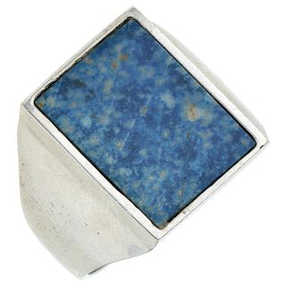A lapis lazuli 14K white gold ring.