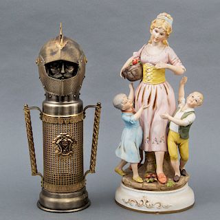 Lote mixto de 2 piezas. Japón. Siglo XX. Consta de Dama con niños. Elaborada en porcelana y deposito con diseño de caballero.