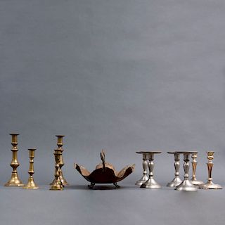 Lote de 12 piezas. Siglo XX. Conta de: 11 candeleros en metal dorado y plateado y centro de mesa elaborado en cobre.