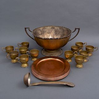 Lote de mixto de 26 piezas. México. Siglo XX. Elaborados en cobre. Consta de: 12 platos, ponchera, 12 tazas y cucharón.