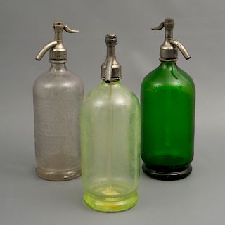 Lote de 3 sifones. Inglaterra. Siglo XX. Elaborados en vidrio. Diferentes diseños y colores. Talla al ácido con elementos mexicanos.