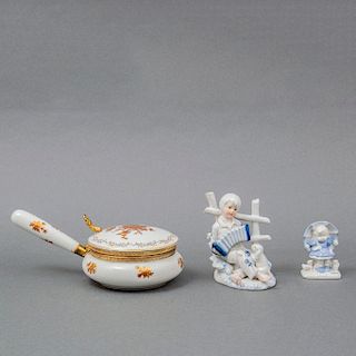 Mayordomo y par de figuras decorativas. Siglo XX. Elaborados en porcelana asiática. Acabado brillante. 2 con esmalte dorado.