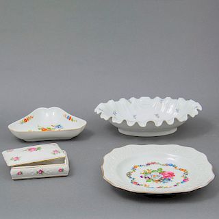 Lote de 4 piezas. Alemania. Siglo XX. Elaboradas en porcelana Bavaria y Kaiser. Decorada con elementos florales, orgánicos.