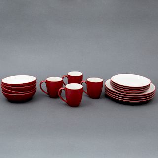 Servicio abierto de vajilla. Indonesia. Siglo XX. Elaborado en cerámica Noritake. Decoración lisa en color rojo y blanco.