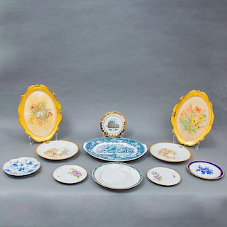 Lote de 11 platos decorativos. Siglo XX. Diferente origen, marcas, dimensiones, diseños y decoraciones. Elaborados en porcelana.
