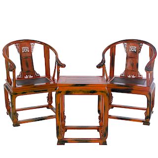 Par de sillones y mesa auxiliar. Siglo XX. Estilo oriental. En talla de madera. Diseño a manera de herradura.