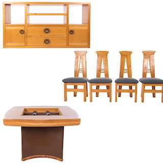 Comedor. Siglo XX. En talla de madera. Con aplicacione de metal. Consta de cómoda, 4 sillas y mesa.