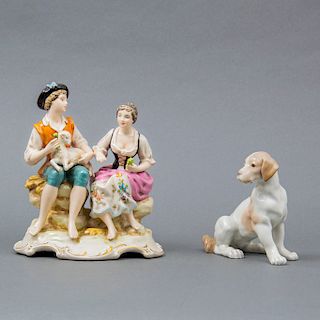 Lote de 2 figuras decorativas. España. Siglo XX. Elaboradas en porcelana. Acabado brillante. Consta de: pareja con borrego y perro.