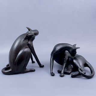 Par de gatos egipcios. Siglo XX. Elaborados en bronce patinado.