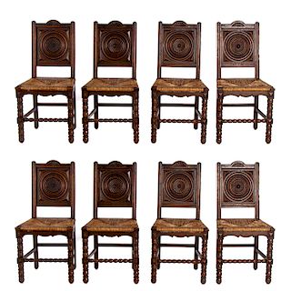 Juego de 8 sillas. Francia. Siglo XX. Elaboradas en madera tallada de roble. Respaldos rectangulares, asientos en palma tejida.