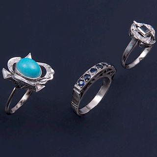Tres anillos. Elaborados en plata paladio. Decorados con una turquesa y zafiros. Peso: 10.1g.