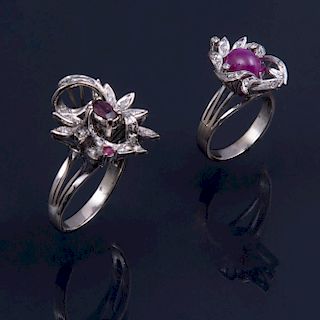 Dos anillos. Elaborados en plata paladio. Diseño de lacería. Decorados con dos rubíes y acentos de diamantes. Peso: 10.7g.