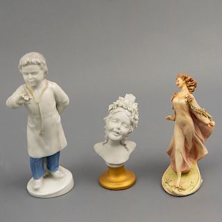 Lote de 3 figuras decorativas. Elaboradas en porcelana. Conta de: doctor en Bavaria, ninfa en Borsato y busto de ninfa italiano.
