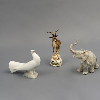 Lote de 3 figuras decorativas. España. Siglo XX. Elaboradas en porcelana. Acabado brillante. Consta de: elefante, paloma y ciervo.