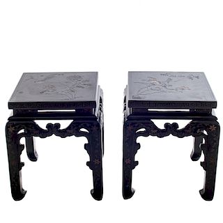 Par de mesas laterales. China. Mediados del siglo XX. Elaboradas en madera laqueada. Con cubierta cuadrangular y soportes compuestos.