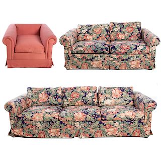 Sala. Siglo XX. En talla de madera. Diferentes diseños de tapiz. Floral y color coral. Consta de: sofá de 3 plazas, love seat y sillón.