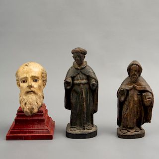 Lote de 3 piezas decorativas. Siglo XX. En talla de madera. Uno con ojos de vidrio. San Francisco, San Agustín y busto de santo.