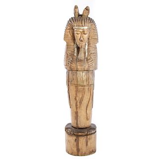 Tutankamon. Siglo XX. En talla de madera. Con detalles en plateado.