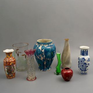 Lote de 8 jarrones y floreros. Siglo XX. Diferentes origenes y diseños. Elaborados en cristal y porcelana. Algunos con esmalte dorado.