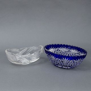 Lote de 2 centros de mesa. Siglo XX. Elaborados en cristal cortado. Talla al diamante. Uno de bohemia en color azul y otro en opaco.