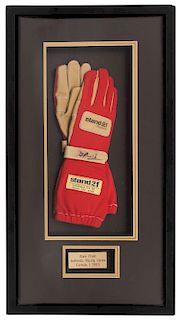 Prost, Alain. Guantes de Fórmula 1. Estados Unidos, 1993. Medidas aproximadas: 37 x 9.5 cm. Un guante firmado.