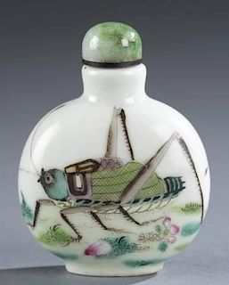 A Chinese porcelain famille verte snuff bottle.