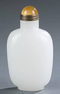 A Chinese white Hetian nephrite snuff bottle.