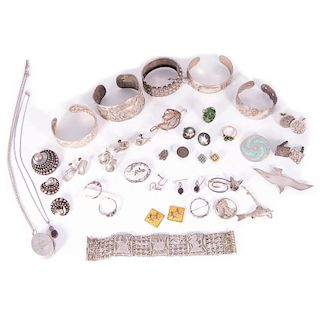 Collection of 30 pieces of silver jewelry
