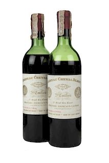 Château Cheval Blanc. Cosecha 1966. 1er. Grand Cru Classé. St. Emilion. Niveles: una en la punta del hombro y una en la mitad - bajo. 2