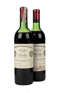 Château Cheval Blanc Cosecha 1968. 1er. Grand Cru Classé. St. Emilion. Niveles: una en la punta del hombro y una en el hombro superior.